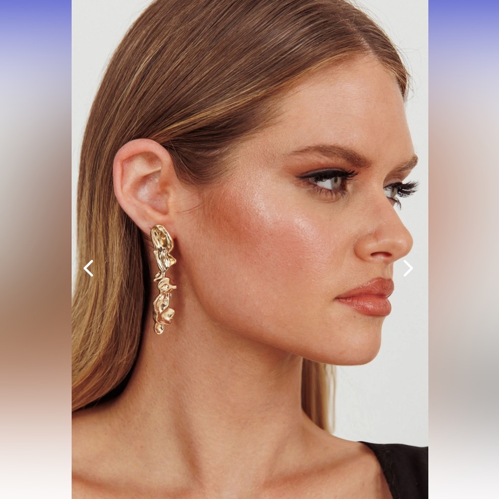 NWT Selfie Leslie Bella Drop Stud Earrings Gold